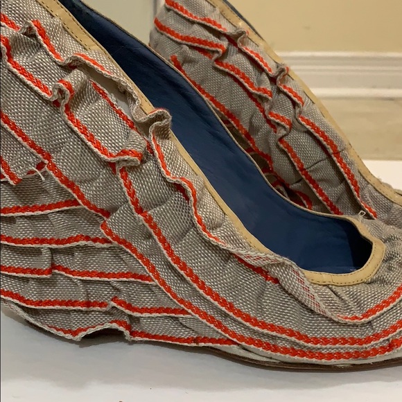 Ruffled wedges - Picture 3 of 4